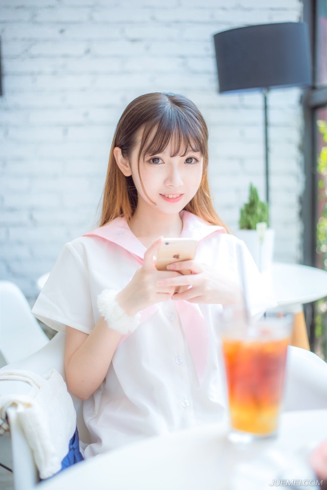 途中不少得到消息的将领也纷纷赶来，包括那十几个之前擅动军士作乱的将领，此刻也赶了过来，只是看到刘璝一脸铁青的面色，没有人上前搭话，所有人都看得出来，刘璝现在的心情很不好。